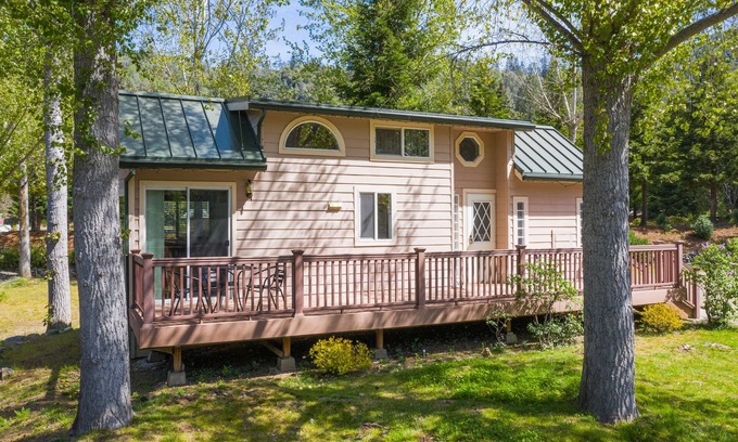 Big Bar Apartment | Strawhouse Resorts on the Beautiful Trinity River