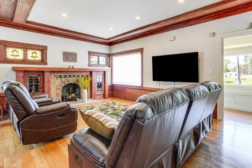 West Alameda House | Stroll to SF Bay Beaches! Cozy Home in Alameda
