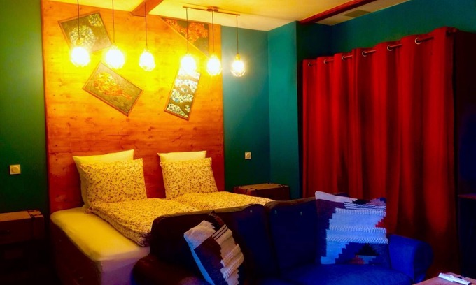 Saint-Etienne-de-Boulogne Apartment | Studio-Oversized-Ensuite with Jet bath-Mountain view-Kig size