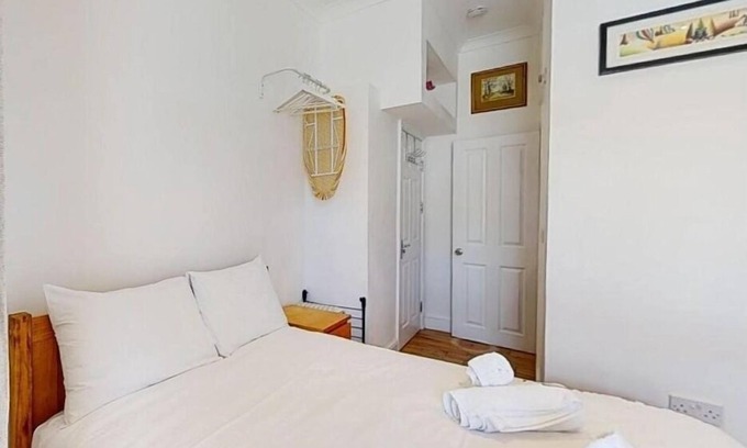 Friern Barnet Apartment | Studio 2 min walk new southgate