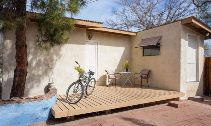 Feldman's Cottage | Studio 5 Blocks To 4th, 7 to UA. Please be sure to read details :)