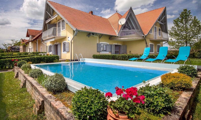 Balatonmariafurdo Apartment | Studio 50 m from the shore of Lake Balaton, with pool