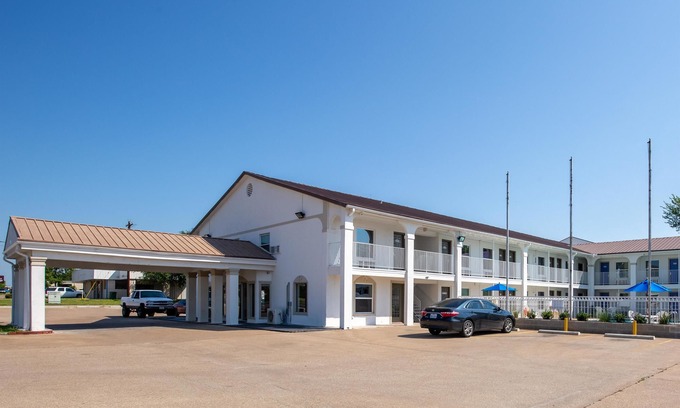 Bryan Hotel | Studio 6 Bryan, TX - University Area
