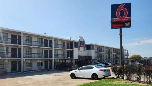 Willow Meadows/Willowbend Area Hotel | Studio 6 Houston TX Medical Center NRG Stadium