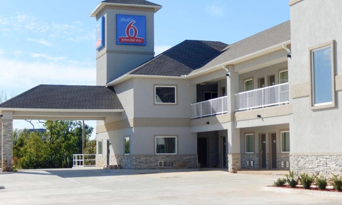 Yukon Hotel | Studio 6-Yukon, OK