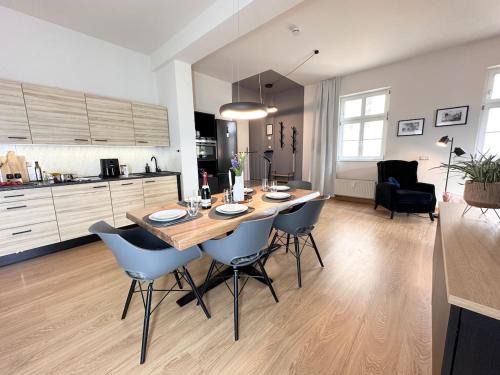 Kleinwelka Apartment | Studio Alte Mädchenschule, Sauna, 6 Personen, Hund, am Saurierpark, Boxsprinbetten, gratis Kaffee und Tee, Minibar
