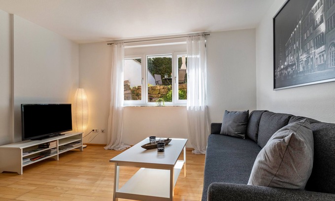 Lehen Apartment | Studio Apartment 'Ferienwohnung Lehen - Herr 1' with Shared Garden and Wi-Fi