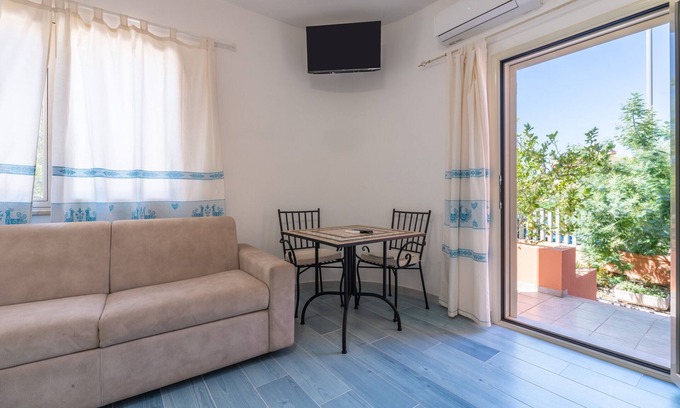 Villa San Pietro Apartment | Studio Apartment 'Villa Erica Appartamento Lesley' with Mountain View, Wi-Fi and Air Conditioning