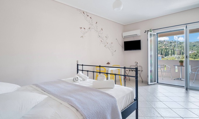 Kalligoni Apartment | Studio Apartment 'Alexandros 2 Guests C' with Mountain View, Wi-Fi and Air Conditioning