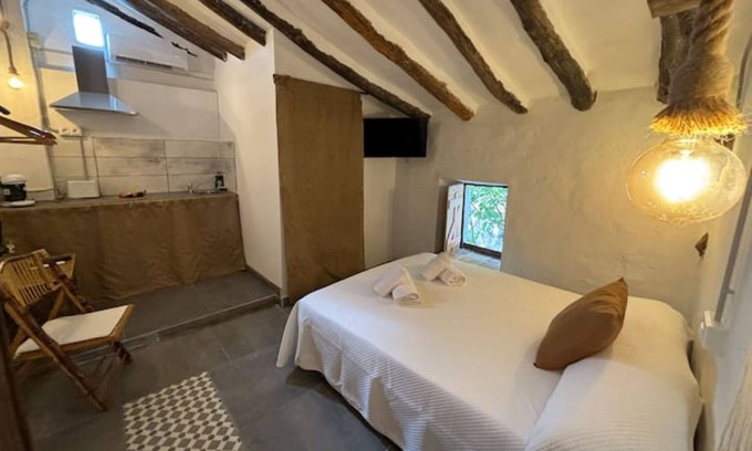 Iznatoraf Apartment | Studio Apartment 'Alojamiento Picual' with Shared Garden, Wi-Fi and Air Conditioning