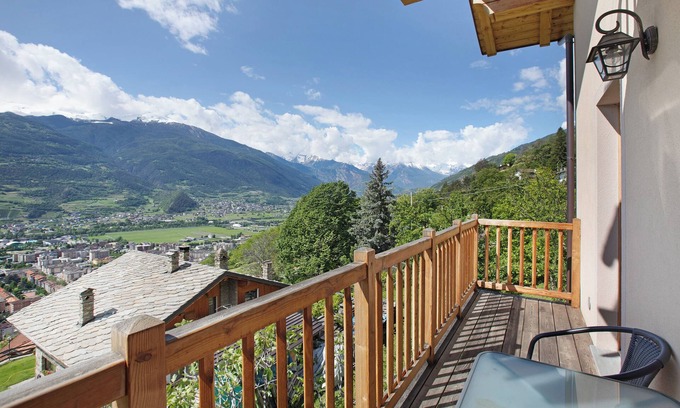 Aosta Apartment | Studio Apartment 'Casa Di Alfredo E Virginia - Noce' with Mountain View, Shared Garden and Wi-Fi