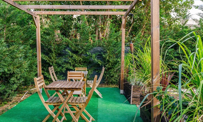 Palmela Apartment | Studio Apartment "Chalé Do Vale - Shiva House" with Shared Pool, Private Terrace & Wi-Fi