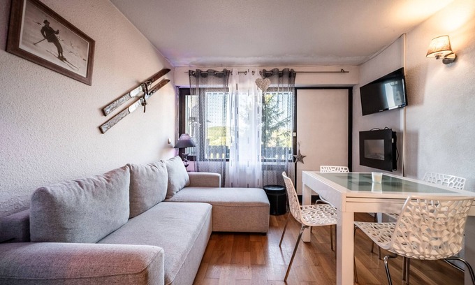 Bogeve Apartment | Studio Apartment 'De Charme' with Mountain View and Balcony