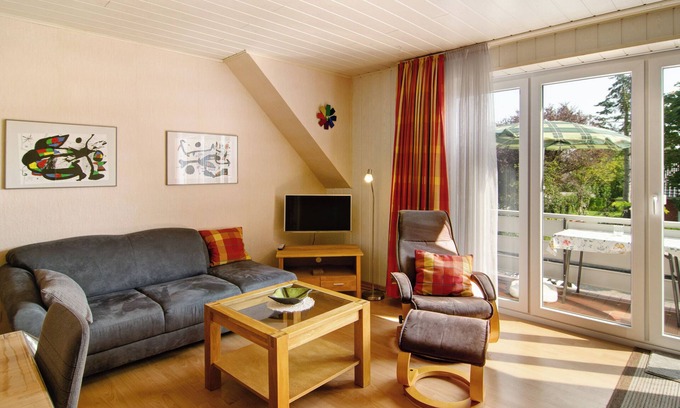 Wangerland Apartment | Studio Apartment 'Ferienwohnung Goldblume Hooksiel' with Shared Garden, Balcony and Wi-Fi
