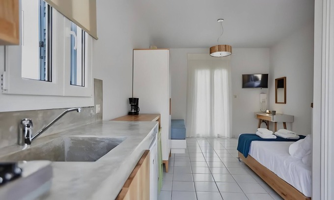 Gavrio Apartment | Studio Apartment 'Irene 6 Deluxe Double 4' with Sea View, Wi-Fi and Air Conditioning
