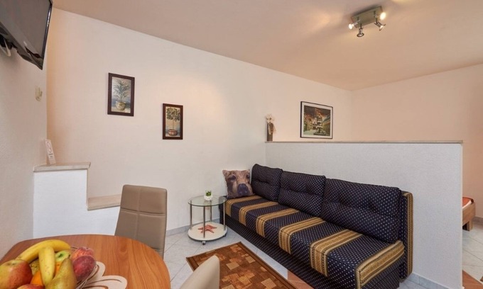 Municipality of Trogir Apartment | Studio apartment in Mastrinka with Loggia, Air condition, WIFI, Washing machine (5159-1)