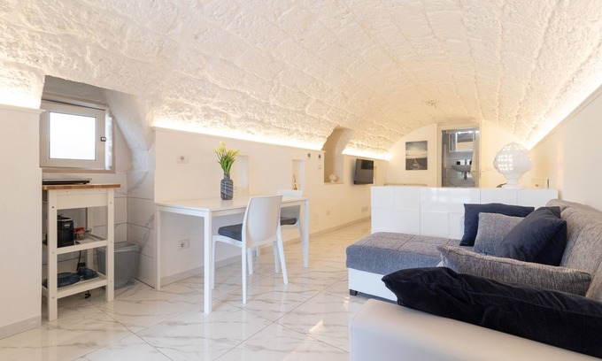 Mola di Bari Apartment | Studio Apartment 'La Porta Sul Mare - Ancora' with Shared Terrace, Wi-Fi and Air Conditioning
