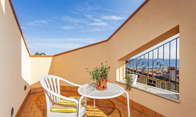 Furci Siculo House | Studio Apartment 'The Amphora Lodging' with Sea View, Wi-Fi and Air Conditioning