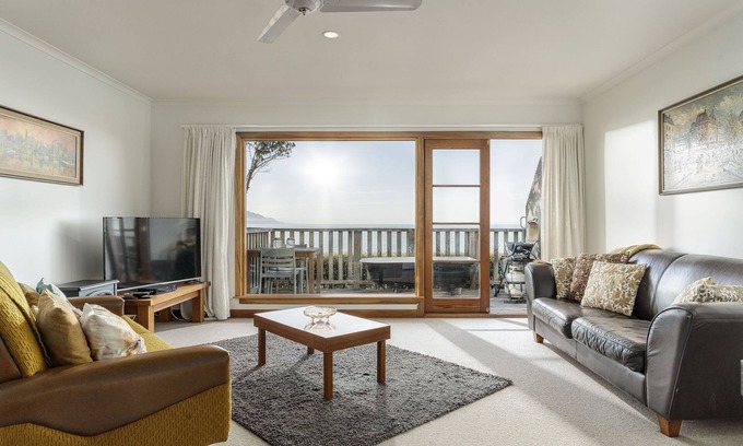 Kaikoura Apartment | Studio apartment with panoramic mountain and sea views