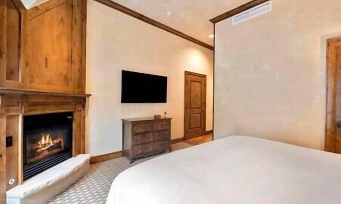 Downtown Resort | Studio Aspen Mountain Residences - Newly Remodeled