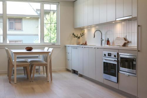 Rossland Apartment | Studio At The Crescent Sleeps 2 to 4