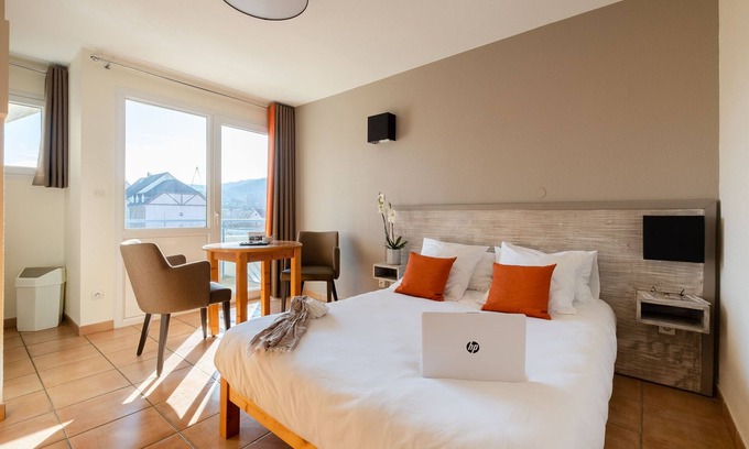 Lons-le-Saunier Apartment | Studio au calme | En bordure du Parc des Bains