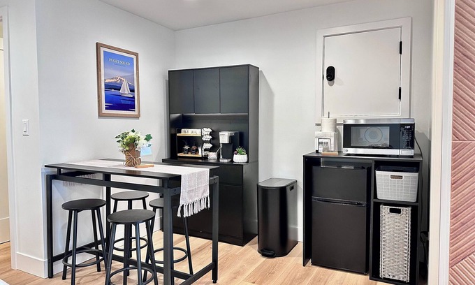 Broadview Apartment | Studio by the Sound - King Bed Fire Pit EV Charger Pet Friendly