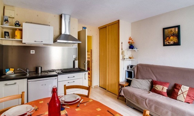 Esquieze-Sere Apartment | Studio cabin in Esquièze-Sère for 6 with balcony, mountain view and parking