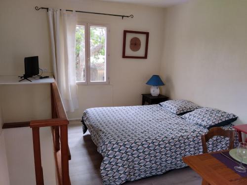 Suze-la-Rousse Apartment | Studio calme dans les vignes avec piscine