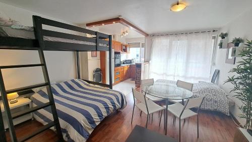 Bron Apartment | Studio cosy 33 m² limite Lyon. Parking privatif.