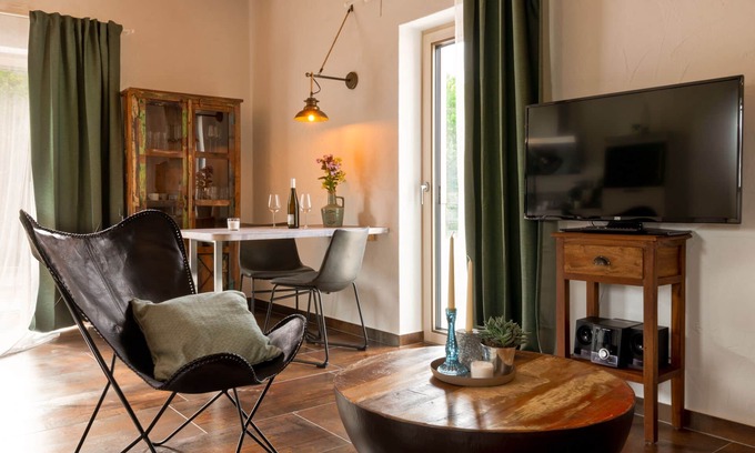 Rachtig Apartment | Studio-Designer-Ensuite with Shower-Balcony-Rochter Nest