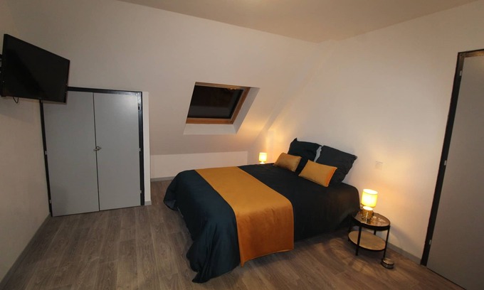 Loudeac Apartment | STUDIO EAST private kitchen and bathroom wc