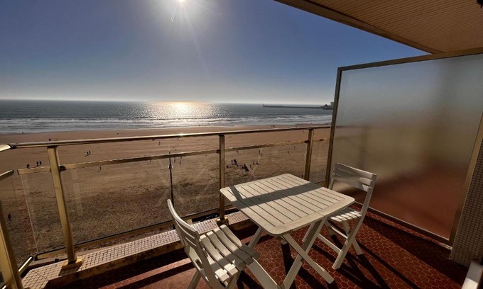 Les Sables d'Olonne Apartment | Studio face mer avec balcon, proche commerces et plage - FR-1-197-164