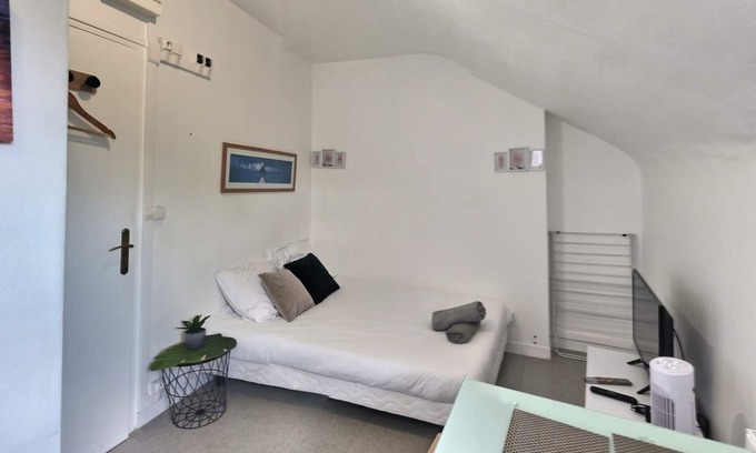 Evreux Apartment | Studio facing train station - wifi