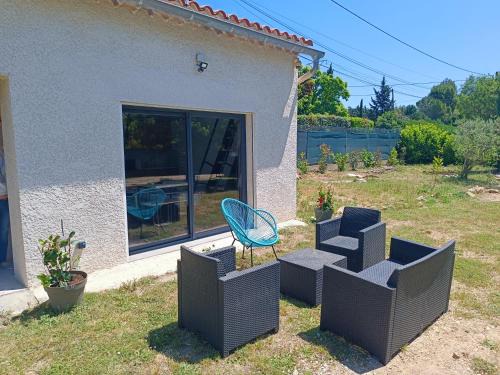Cabries Apartment | Studio familial avec terrasse et parking à proximité de la gare TGV Aix-en Provence
