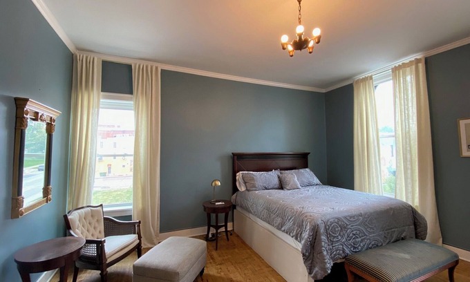Hannibal Apartment | Studio furnished apartment located in the heart of downtown Hannibal, Missouri.n
