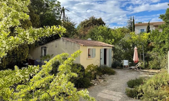 Cabrieres-d'Avignon Apartment | Studio Ideal for guaranteed special moments