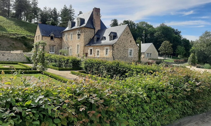 Fromentieres Apartment | Studio in a 28-hectare property, with all modern conveniences, on the banks of the Mayenne river