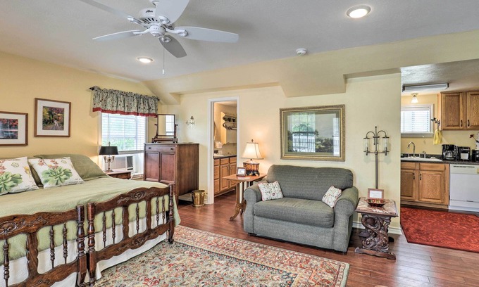 Oakwood Apartment | Studio in College Station w/Expansive Deck!