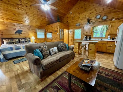 Black Bear Falls House | Studio in Gatlinburg with hot tub- super cozy!