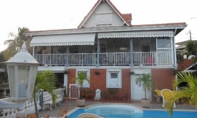 Le Lamentin Apartment | Studio in villa with pool, garden and vehicle access at LAMENTIN in Martinique