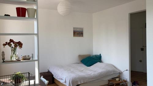Quartier du Pont-de-Flandre Apartment | studio lumineux avec vue sur le canal