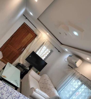 Bertoua Apartment | Studio moderne où tout est Neuf, Cuisine, Couvert,ClimatiséWifi haut débit , Smart TV à bertoua