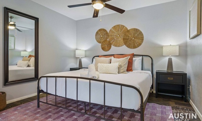 Old Enfield Apartment | Studio Near Downtown + Free Parking + Pets Allowed