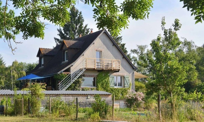 Nouan-sur-Loire Apartment | Studio on the banks of a Sologne pond, near Chambord and the Loire.