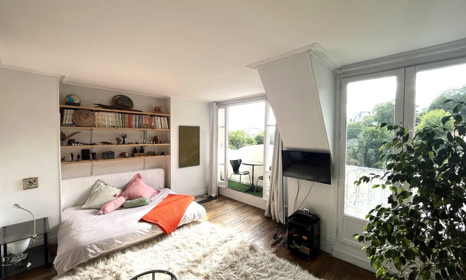 Quartier de Rochechouart Apartment | Studio Panoramic View on Montmartre & Paris.nSafe building, top floor elevator.