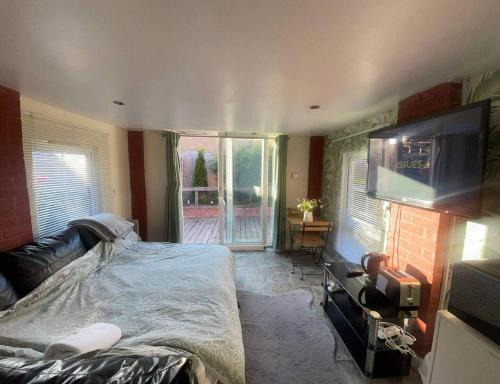 Patchway Apartment | Studio-Sleeps 2 free parking-garden-near shops