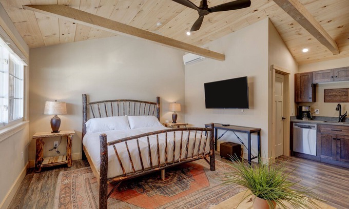 Sunapee Hotel | Studio Suite #8 at The Lodge | Minutes from Sunapee Harbor and Mount Sunapee