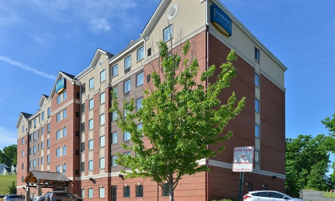 Aquia Harbour Condo | Studio Suite in Stafford! Shared Indoor Pool + BBQ Area