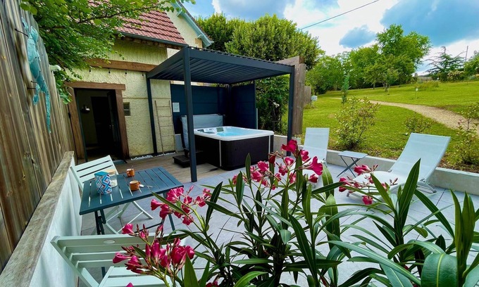 Sarlat-la-Caneda House | Studio Tournesol with private SPA